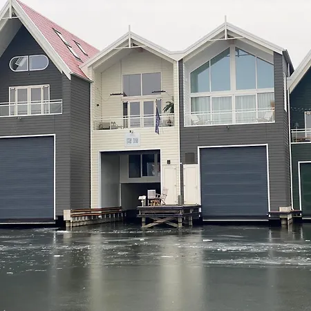 Nomad Water Apartment